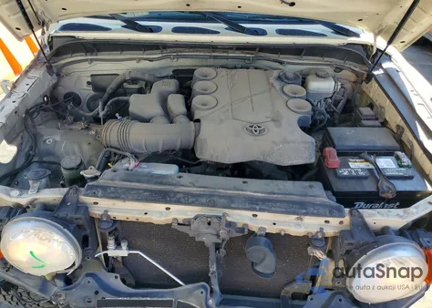 2010 Toyota Fj Cruiser z USA, uszkodzony, nr VIN JTEBU4BF9AK095701